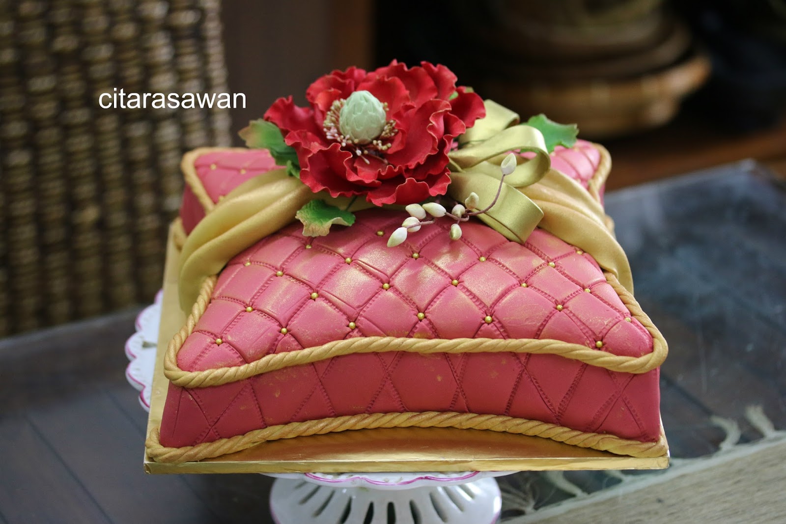 Fondant Pillow Cake - Klasik Merah Emas - Husna ~ Blog Kakwan