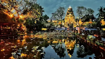 foto suasana sore hari di pura taman saraswati ubud