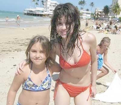 selena gomez in bikini 2009. Selena Gomez Bikini Vacation