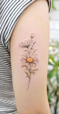 E, claro, não podemos esquecer das tatuagens florais, um clássico que nunca sai de moda. Rosas, lírios, e margaridas continuam a enfeitar braços, costas e tornozelos, trazendo consigo a beleza da natureza para a sua pele.