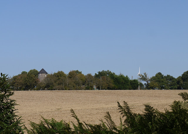 éolienne pipriac et ancien moulin à vent