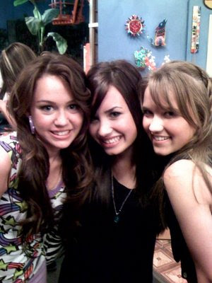 Demi Lovato Miley Cyrus y Emily Osment en una foto del recuerdo subida por