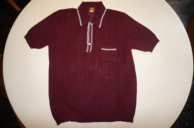 polo bordeaux avec rayures bleu clair ... déjà adopté par le mâle alpha  knit maroon polo , blue stripes 1970 70s annees 70