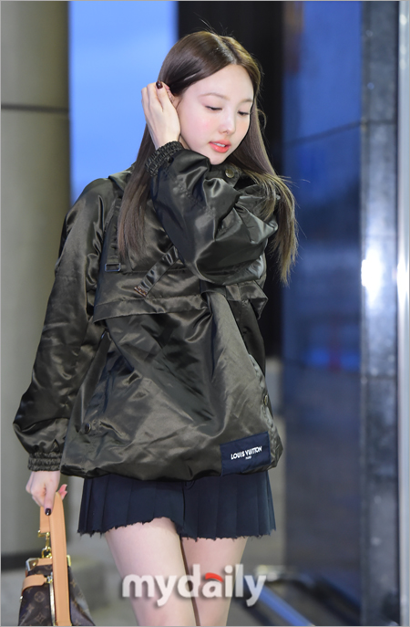 221129 Nayeon - ICN Airport (Departure to Japan for Louis Vuitton Event) in  2023