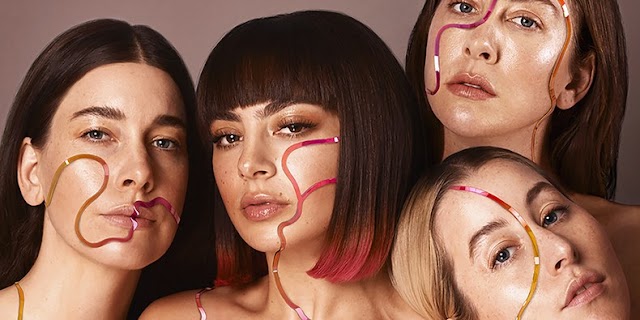 Charli XCX lança novo single em parceria com as irmãs do trio HAIM; Confira "Warm"