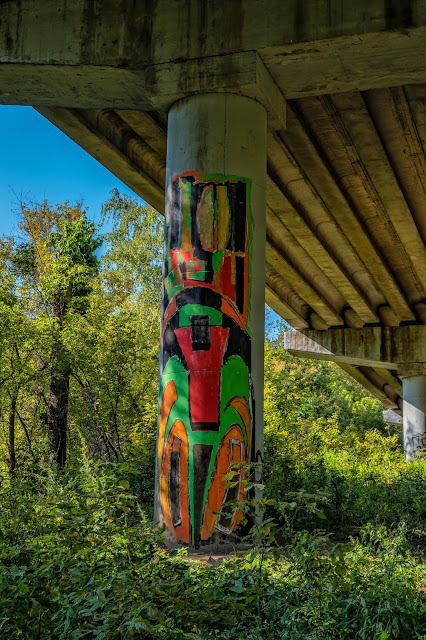 Граффити на опоре моста