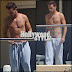Liam Payne sin camisa luciendo pantalones super super abajo en el balcón de su hotel en Australia!