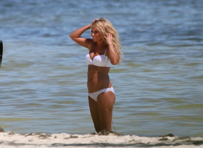 HOT MODEL Geri Halliwell doing BIKINI Photoshoot from beach