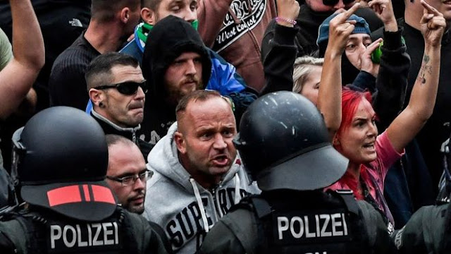 An estimated 6,000 far-right protesters turned out for a second night of protests in Chemnitz