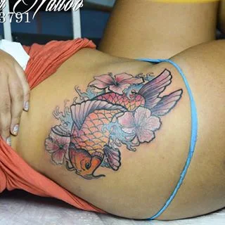 chica con tatuaje de carpa