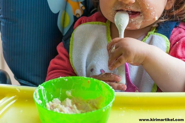 Jangan Sembarangan Memberi Makan  Bayi  kirimartikel