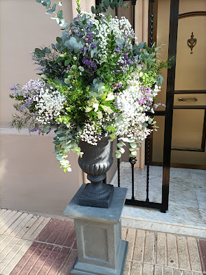 Decoración floral en la puerta de la fallera mayor en el día de la presentación