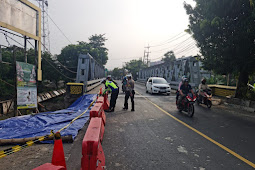 Respon Cepat Laporan Warga, Polres Bojonegoro Pasang Road Barrier di TPT Jembatan yang Longsor