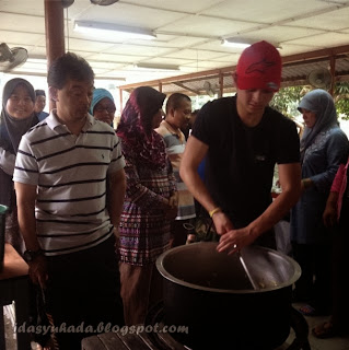 Gambar Tengku Mahkota Pahang (TMP) Bersama Keluarga Membantu Mangsa Banjir Di Kuantan