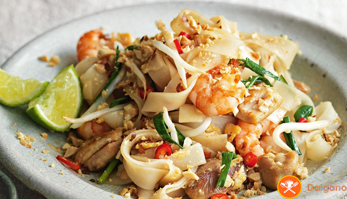 How to Cook Chicken and Prawn Pad Thai