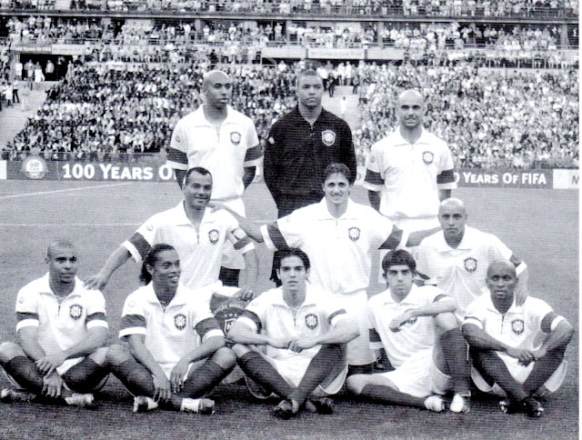 📸SELECCIÓN DE BRASIL 📆20 mayo 2004 ⬆️Luisão, Dida y Cris, ➡️Cafu, Edmilson y Roberto Carlos. ⬇️Ronaldo, Ronaldinho, Kaká, Juninho Pernambucano y Zé Roberto. La Selección Brasileña vistió de inicio camisetas similares a las primeras utilizadas en 1914. SELECCIÓN DE FRANCIA 0 🆚 SELECCIÓN DE BRASIL 0 Jueves 20/05/2004. Partido amistoso conmemorativo del Centenario de la FIFA. París, Francia, Stade de France: 79.344 espectadores. GOLES: no hubo.