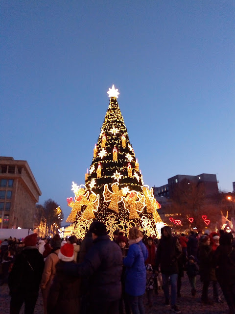 ラディソンホテル前に設置された巨大なクリスマスツリー