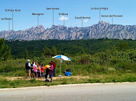 El quart avituallament amb Montserrat al fons des de la rotonda de la carretera d'Esparreguera a Piera