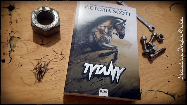 Tytany- Victoria Scott