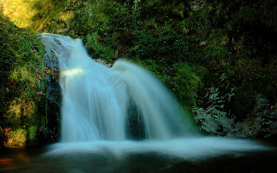 a waterfall,  pondless waterfall,waterfalls,waterfall screensaver,pictures of waterfalls, waterfalls pictures,waterfallwallpaper,