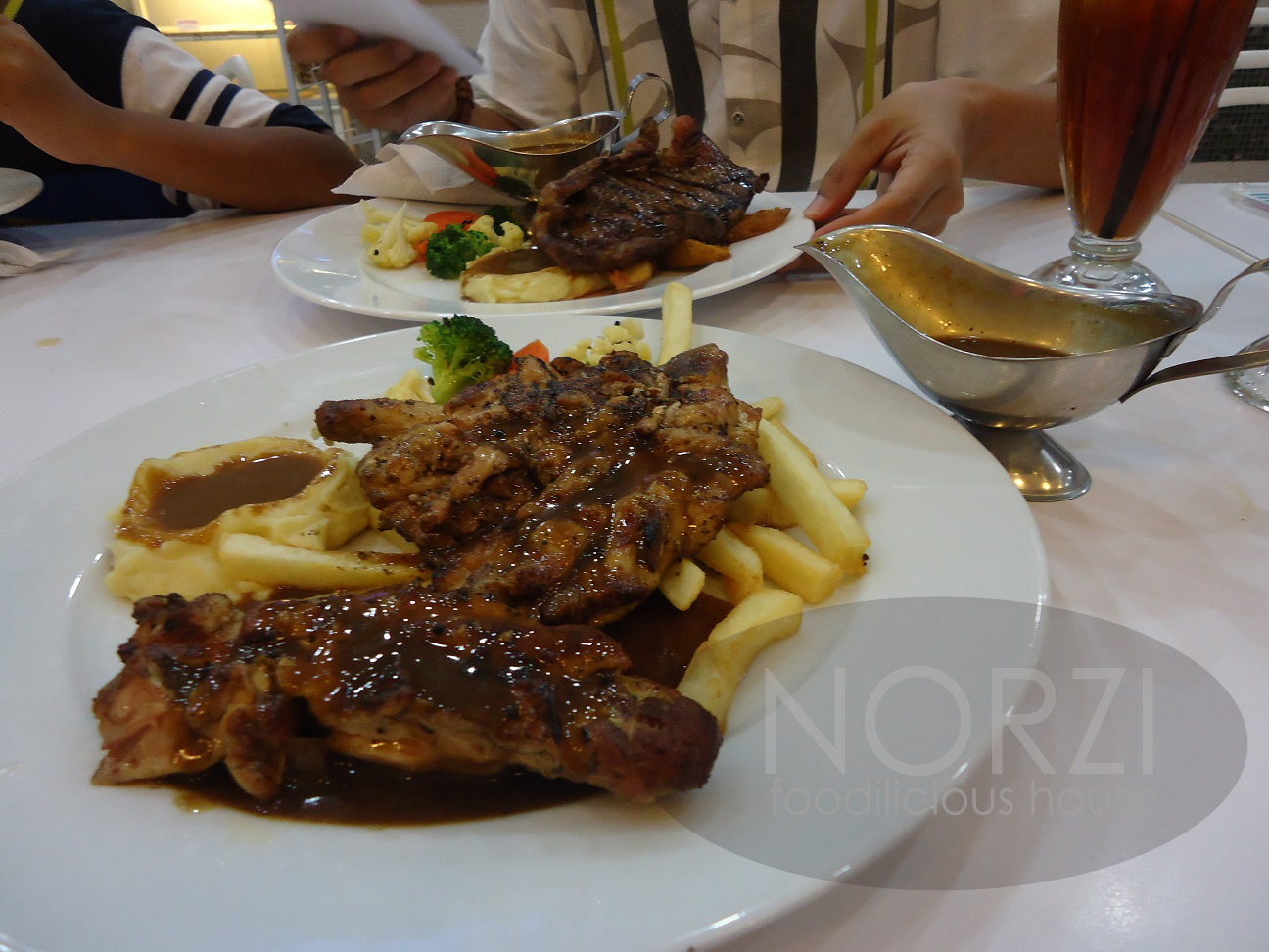 NORZI FOODILICIOUS HOUSE: June 2016