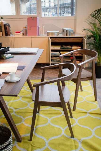 Stockholm Teppich, Stuhl und Tisch von IKEA im Mid-Century Design