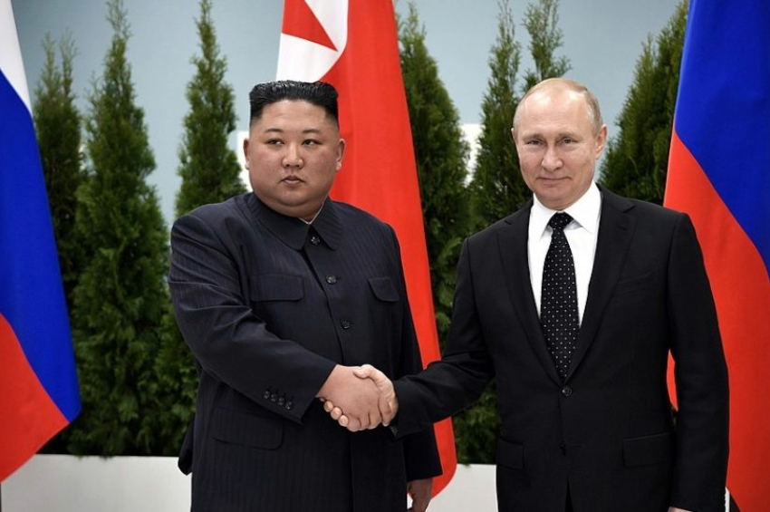O ditador da Coreia do Norte, Kim Jong-un, e o presidente russo, Vladimir Putin, em encontro em Vladivostok em 2019 | Foto: Wikimedia Commons