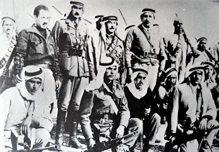 عبد القادر الحسيني قائد ومؤسس جيش الجهاد المقدس مع مجموعة من المجاهدين الفلسطينيين في فبراير 1948