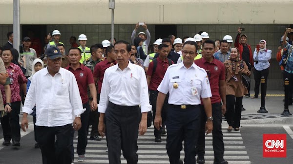 Jajal Pelican Crossing, Jokowi Acungkan Jempol Untuk Anies