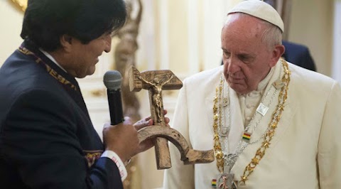 REVELAN QUE EL PAPA EN REALIDAD SE ASUSTÓ CON EL REGALO DE QUE LE HIZO EVO MORALES.