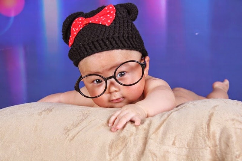 Foto bayi lucu memakai kacamata besar