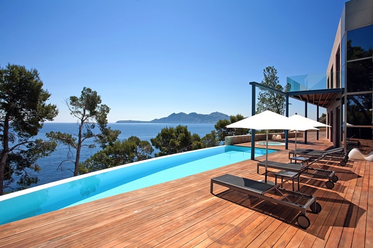 Swimming pool in Modern mansion on the cliffs of Mallorca 