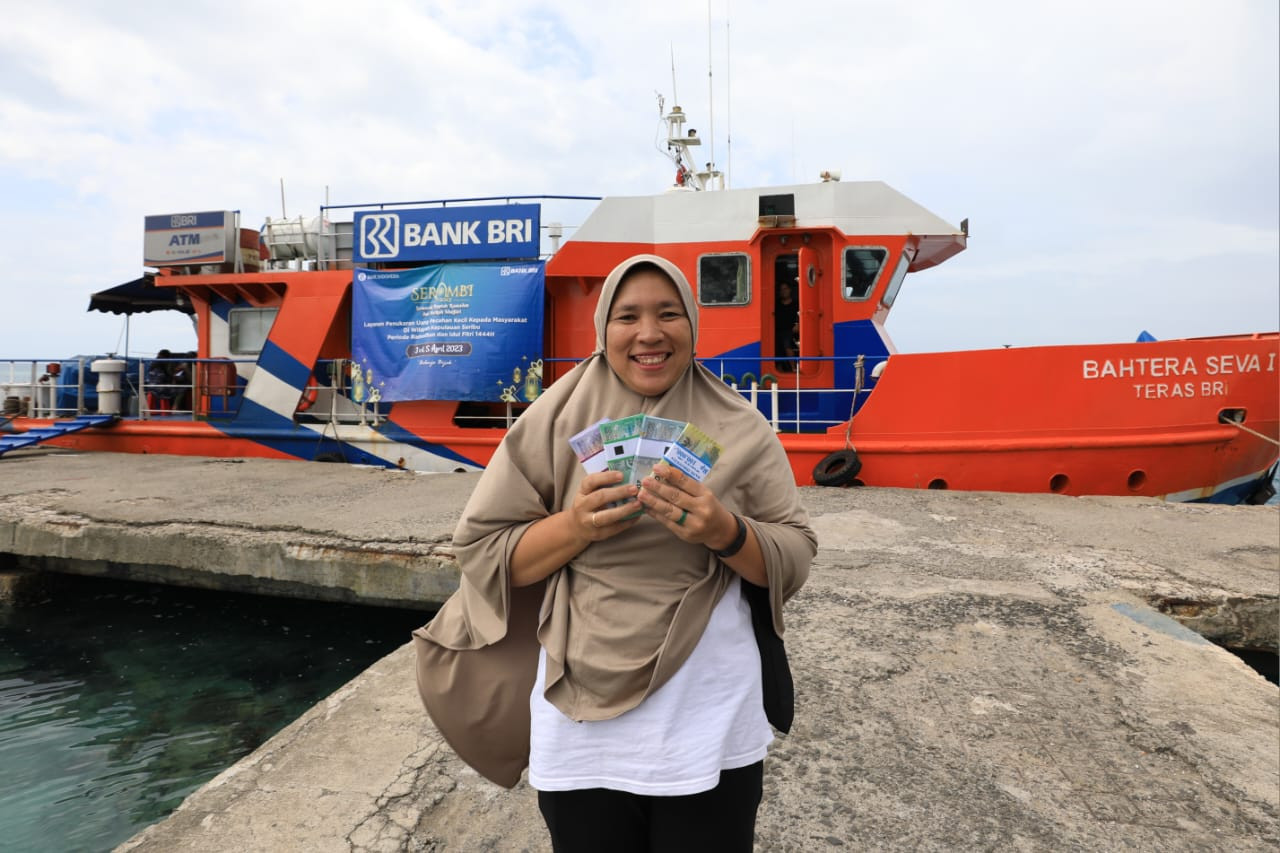 Nasabah di depan Teras Kapal BRI di Kepulauan Seribu