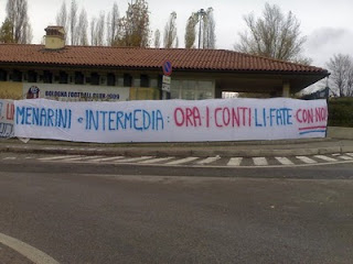 Striscione esposto dai tifosi davanti al centro tecnico N. Galli di Casteldebole