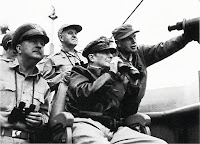 4.	Il generale Douglas MacArthur sulla barca principale diretta a Incheon (15 settembre 1950)
