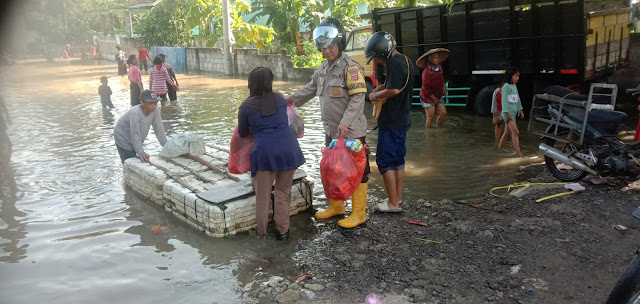 Bantu Evakuasi Warga Korban Banjir,Bhabinkamtibmas Polres Serang Terjun Langsung Kelokasi Banjir