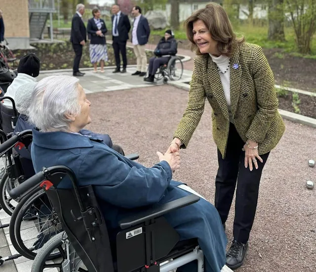 Queen Silvia wore a vintage harris tweed wool jacket blazer by Eddie Bauer. The Queen inaugurated the residence's garden