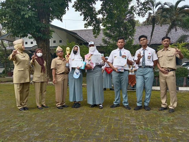 Kelas X-2 dan XI MIPA 6 Sabet Juara 1 Lomba Pojok Literasi 2023