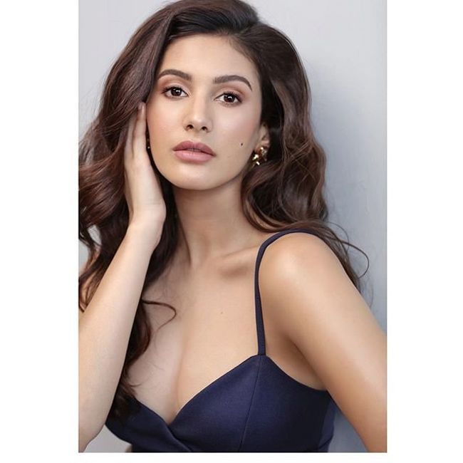 Actors Gallery: Amyra Dastur Awesome Pictures