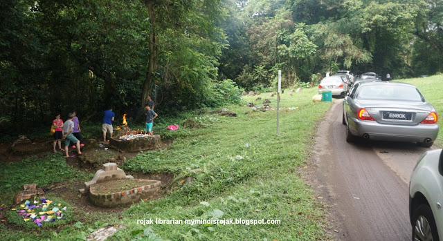 Traffic during Qing Ming in Bukit Brown