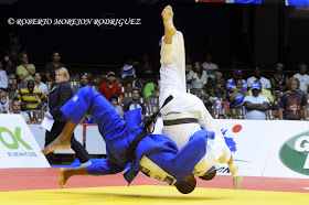Travis Stevens (kimono blanco), de Estados Unidos,  se enfrenta Raydel Maren, de Cuba, en cuartos de final de los 81 kilogramos, del Grand Prix de Judo de La Habana, con sede en el Coliseo de la Ciudad Deportiva, el 7 de junio de 2014.