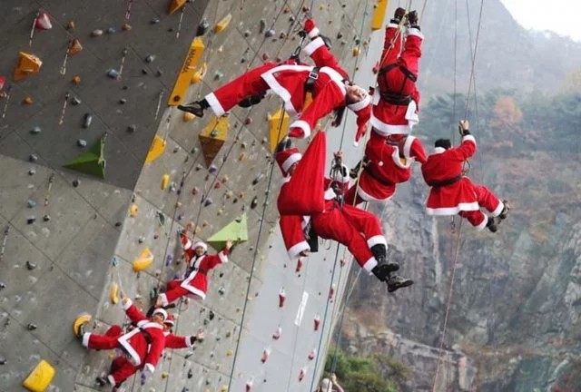 Santa Claus memanjat dinding buatan di Seoul