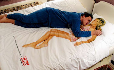 Funny Eye Illusion Pictures - Sexy Bed Sheet Illusion