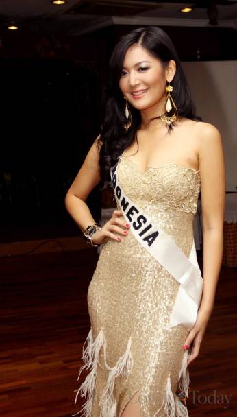  kaos  Gaun Seksi Putri Indonesia Maria Selena di Kontes 