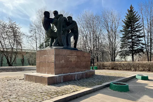 улица Буракова, скульптурная композиция «Великий почин» – памятник в честь первого коммунистического субботника