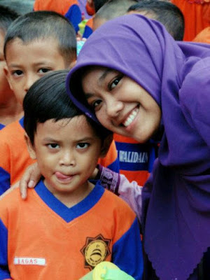 Seorang istri bisa saja memiliki kehidupan yang lebih nyaman saat bersama orang tuanya dahulu sebelum menikah. Kemudian dia rela bersusah payah dalam kehidupan setelah menjalani pernikahan. Padahal ujian bagi seorang wanita adalah cobaan kemiskinan yang menimpa suami. Jika istri memilih untuk bersabar artinya dia mampu menghadapi cobaan dengan baik dan keikhlasannya bisa mendapatkan pahala yang besar dari Allah SWT.     Tak jarang juga istri yang mencari nafkah demi bisa menghidupi keluarga yang dibangun oleh suaminya. Oleh karena itu, sudah sepantasnya sebagai suami memberikan contoh yang baik terhadap istri. Hindari tindakan atau lakukan perbaikan agar tidak melakukan dosa suami terhadap istri. Apa saja dosa tersebut kamu bisa lihat berikut.  Lupa memberikan nafkah karena istri bekerja  Fenomena aneh yang sering terjadi sekarang adalah suami lupa memberikan nafkah kepada istri yang bekerja. Seorang istri yang bekerja tetap perlu diberi nafkah, karena sudah menjadi tanggung jawab suami yang tercantum di dalam Al-Quran.Uang milik istri adalah haknya sendiri dan tidak boleh diutak-atik oleh suami.     Lalu bagaimana bila gaji istri lebih tinggi daripada suami? Seorang pria tetap harus memiliki tanggung jawab memberikan nafkah kepada istri yang gajinya lebih tinggi daripada dirinya.Seorang istri umumnya tidak akan pelit terhadap keluarga. Mereka akan lebih mudah memberikan bantuan yang melibatkan uang pribadi. Kamu pasti sering menemukan kasus di mana anak-anak bisa bersekolah berkat kerja keras ibunya. Itu merupakan suatu contoh yang baik dari seorang istri.  Suami wajib baik kepada istri. Foto: Unsplash  Tidak mengajarkan ilmu agama  Menikah tidak hanya sebatas hidup bersama secara sah. Banyak persiapan yang harus dilakukan termasuk dari sisi ilmu agama. Bagi siapa pun yang memutuskan ingin menikah disarankan belajar agama yang lebih mendalam. Menikah bukan untuk tujuan bersenang-senang saja, karena sebenarnya menikah adalah awal dari permasalahan yang jauh lebih rumit.  Sering di abaikanoleh suami, ini 3 dosa suami terhadap istri di zaman sekarang ini. Pernikahan juga ditujukan tidak hanya berada di dunia saja. Pasangan yang dipilih akan bersama-sama memasuki surga bila keduanya adalah orang beriman. Jadi pilihlah suami yang baik ilmu agamanya, yang baik shalatnya dan cara mengajinya.   Baik terhadap orang lain dan benci istri Tidak jarang juga kita temukan banyak kejadian seorang suami yang membenci istri. Padahal dia bisa berkomunikasi dengan orang lain lancar dan bersikap baik. Suami seperti ini bisa mendapatkan dosa terlebih bila istri merupakan orang yang juga beriman.  Komunikasikan dengan baik kepada istri apa yang tidak disukai. Misalkan ingin istri berdandan saat di rumah. Sebagai suami perlu menyampaikan hal tersebut sambil mengajak istri mencari kosmetik atau skin care. Jangan cuma komentar saja tanpa memberikan solusi, karena posisi suami berbeda dari klien yang ada di tempat kerja. Tidak ada salahnya juga mencoba melihat istri dari sisi positif. Setiap manusia pasti memiliki sisi positif. Seorang istri bisa saja memiliki kehidupan yang lebih nyaman saat bersama orang tuanya dahulu sebelum menikah. Kemudian dia rela bersusah payah dalam kehidupan setelah menjalani pernikahan. Padahal ujian bagi seorang wanita adalah cobaan kemiskinan yang menimpa suami. Jika istri memilih untuk bersabar artinya dia mampu menghadapi cobaan dengan baik dan keikhlasannya bisa mendapatkan pahala yang besar dari Allah SWT.    Tak jarang juga istri yang mencari nafkah demi bisa menghidupi keluarga yang dibangun oleh suaminya. Oleh karena itu, sudah sepantasnya sebagai suami memberikan contoh yang baik terhadap istri. Hindari tindakan atau lakukan perbaikan agar tidak melakukan dosa suami terhadap istri. Apa saja dosa tersebut kamu bisa lihat berikut.  Lupa memberikan nafkah karena istri bekerja  Fenomena aneh yang sering terjadi sekarang adalah suami lupa memberikan nafkah kepada istri yang bekerja. Seorang istri yang bekerja tetap perlu diberi nafkah, karena sudah menjadi tanggung jawab suami yang tercantum di dalam Al-Quran.Uang milik istri adalah haknya sendiri dan tidak boleh diutak-atik oleh suami.   Seorang istri bisa saja memiliki kehidupan yang lebih nyaman saat bersama orang tuanya dahulu sebelum menikah. Kemudian dia rela bersusah payah dalam kehidupan setelah menjalani pernikahan. Padahal ujian bagi seorang wanita adalah cobaan kemiskinan yang menimpa suami. Jika istri memilih untuk bersabar artinya dia mampu menghadapi cobaan dengan baik dan keikhlasannya bisa mendapatkan pahala yang besar dari Allah SWT.     Tak jarang juga istri yang mencari nafkah demi bisa menghidupi keluarga yang dibangun oleh suaminya. Oleh karena itu, sudah sepantasnya sebagai suami memberikan contoh yang baik terhadap istri. Hindari tindakan atau lakukan perbaikan agar tidak melakukan dosa suami terhadap istri. Apa saja dosa tersebut kamu bisa lihat berikut.  Lupa memberikan nafkah karena istri bekerja  Fenomena aneh yang sering terjadi sekarang adalah suami lupa memberikan nafkah kepada istri yang bekerja. Seorang istri yang bekerja tetap perlu diberi nafkah, karena sudah menjadi tanggung jawab suami yang tercantum di dalam Al-Quran.Uang milik istri adalah haknya sendiri dan tidak boleh diutak-atik oleh suami.     Lalu bagaimana bila gaji istri lebih tinggi daripada suami? Seorang pria tetap harus memiliki tanggung jawab memberikan nafkah kepada istri yang gajinya lebih tinggi daripada dirinya.Seorang istri umumnya tidak akan pelit terhadap keluarga. Mereka akan lebih mudah memberikan bantuan yang melibatkan uang pribadi. Kamu pasti sering menemukan kasus di mana anak-anak bisa bersekolah berkat kerja keras ibunya. Itu merupakan suatu contoh yang baik dari seorang istri.  Suami wajib baik kepada istri. Foto: Unsplash  Tidak mengajarkan ilmu agama  Menikah tidak hanya sebatas hidup bersama secara sah. Banyak persiapan yang harus dilakukan termasuk dari sisi ilmu agama. Bagi siapa pun yang memutuskan ingin menikah disarankan belajar agama yang lebih mendalam. Menikah bukan untuk tujuan bersenang-senang saja, karena sebenarnya menikah adalah awal dari permasalahan yang jauh lebih rumit.  Sering di abaikanoleh suami, ini 3 dosa suami terhadap istri di zaman sekarang ini. Pernikahan juga ditujukan tidak hanya berada di dunia saja. Pasangan yang dipilih akan bersama-sama memasuki surga bila keduanya adalah orang beriman. Jadi pilihlah suami yang baik ilmu agamanya, yang baik shalatnya dan cara mengajinya.   Baik terhadap orang lain dan benci istri Tidak jarang juga kita temukan banyak kejadian seorang suami yang membenci istri. Padahal dia bisa berkomunikasi dengan orang lain lancar dan bersikap baik. Suami seperti ini bisa mendapatkan dosa terlebih bila istri merupakan orang yang juga beriman.  Komunikasikan dengan baik kepada istri apa yang tidak disukai. Misalkan ingin istri berdandan saat di rumah. Sebagai suami perlu menyampaikan hal tersebut sambil mengajak istri mencari kosmetik atau skin care. Jangan cuma komentar saja tanpa memberikan solusi, karena posisi suami berbeda dari klien yang ada di tempat kerja. Tidak ada salahnya juga mencoba melihat istri dari sisi positif. Setiap manusia pasti memiliki sisi positif.  Lalu bagaimana bila gaji istri lebih tinggi daripada suami? Seorang pria tetap harus memiliki tanggung jawab memberikan nafkah kepada istri yang gajinya lebih tinggi daripada dirinya.Seorang istri umumnya tidak akan pelit terhadap keluarga. Mereka akan lebih mudah memberikan bantuan yang melibatkan uang pribadi. Kamu pasti sering menemukan kasus di mana anak-anak bisa bersekolah berkat kerja keras ibunya. Itu merupakan suatu contoh yang baik dari seorang istri.  Suami wajib baik kepada istri. Foto: Unsplash  Seorang istri bisa saja memiliki kehidupan yang lebih nyaman saat bersama orang tuanya dahulu sebelum menikah. Kemudian dia rela bersusah payah dalam kehidupan setelah menjalani pernikahan. Padahal ujian bagi seorang wanita adalah cobaan kemiskinan yang menimpa suami. Jika istri memilih untuk bersabar artinya dia mampu menghadapi cobaan dengan baik dan keikhlasannya bisa mendapatkan pahala yang besar dari Allah SWT.     Tak jarang juga istri yang mencari nafkah demi bisa menghidupi keluarga yang dibangun oleh suaminya. Oleh karena itu, sudah sepantasnya sebagai suami memberikan contoh yang baik terhadap istri. Hindari tindakan atau lakukan perbaikan agar tidak melakukan dosa suami terhadap istri. Apa saja dosa tersebut kamu bisa lihat berikut.  Lupa memberikan nafkah karena istri bekerja  Fenomena aneh yang sering terjadi sekarang adalah suami lupa memberikan nafkah kepada istri yang bekerja. Seorang istri yang bekerja tetap perlu diberi nafkah, karena sudah menjadi tanggung jawab suami yang tercantum di dalam Al-Quran.Uang milik istri adalah haknya sendiri dan tidak boleh diutak-atik oleh suami.     Lalu bagaimana bila gaji istri lebih tinggi daripada suami? Seorang pria tetap harus memiliki tanggung jawab memberikan nafkah kepada istri yang gajinya lebih tinggi daripada dirinya.Seorang istri umumnya tidak akan pelit terhadap keluarga. Mereka akan lebih mudah memberikan bantuan yang melibatkan uang pribadi. Kamu pasti sering menemukan kasus di mana anak-anak bisa bersekolah berkat kerja keras ibunya. Itu merupakan suatu contoh yang baik dari seorang istri.  Suami wajib baik kepada istri. Foto: Unsplash  Tidak mengajarkan ilmu agama  Menikah tidak hanya sebatas hidup bersama secara sah. Banyak persiapan yang harus dilakukan termasuk dari sisi ilmu agama. Bagi siapa pun yang memutuskan ingin menikah disarankan belajar agama yang lebih mendalam. Menikah bukan untuk tujuan bersenang-senang saja, karena sebenarnya menikah adalah awal dari permasalahan yang jauh lebih rumit.  Sering di abaikanoleh suami, ini 3 dosa suami terhadap istri di zaman sekarang ini. Pernikahan juga ditujukan tidak hanya berada di dunia saja. Pasangan yang dipilih akan bersama-sama memasuki surga bila keduanya adalah orang beriman. Jadi pilihlah suami yang baik ilmu agamanya, yang baik shalatnya dan cara mengajinya.   Baik terhadap orang lain dan benci istri Tidak jarang juga kita temukan banyak kejadian seorang suami yang membenci istri. Padahal dia bisa berkomunikasi dengan orang lain lancar dan bersikap baik. Suami seperti ini bisa mendapatkan dosa terlebih bila istri merupakan orang yang juga beriman.  Komunikasikan dengan baik kepada istri apa yang tidak disukai. Misalkan ingin istri berdandan saat di rumah. Sebagai suami perlu menyampaikan hal tersebut sambil mengajak istri mencari kosmetik atau skin care. Jangan cuma komentar saja tanpa memberikan solusi, karena posisi suami berbeda dari klien yang ada di tempat kerja. Tidak ada salahnya juga mencoba melihat istri dari sisi positif. Setiap manusia pasti memiliki sisi positif. Tidak mengajarkan ilmu agama  Menikah tidak hanya sebatas hidup bersama secara sah. Banyak persiapan yang harus dilakukan termasuk dari sisi ilmu agama. Bagi siapa pun yang memutuskan ingin menikah disarankan belajar agama yang lebih mendalam. Menikah bukan untuk tujuan bersenang-senang saja, karena sebenarnya menikah adalah awal dari permasalahan yang jauh lebih rumit.  Sering di abaikanoleh suami, ini 3 dosa suami terhadap istri di zaman sekarang ini. Pernikahan juga ditujukan tidak hanya berada di dunia saja. Pasangan yang dipilih akan bersama-sama memasuki surga bila keduanya adalah orang beriman. Jadi pilihlah suami yang baik ilmu agamanya, yang baik shalatnya dan cara mengajinya.   Seorang istri bisa saja memiliki kehidupan yang lebih nyaman saat bersama orang tuanya dahulu sebelum menikah. Kemudian dia rela bersusah payah dalam kehidupan setelah menjalani pernikahan. Padahal ujian bagi seorang wanita adalah cobaan kemiskinan yang menimpa suami. Jika istri memilih untuk bersabar artinya dia mampu menghadapi cobaan dengan baik dan keikhlasannya bisa mendapatkan pahala yang besar dari Allah SWT.     Tak jarang juga istri yang mencari nafkah demi bisa menghidupi keluarga yang dibangun oleh suaminya. Oleh karena itu, sudah sepantasnya sebagai suami memberikan contoh yang baik terhadap istri. Hindari tindakan atau lakukan perbaikan agar tidak melakukan dosa suami terhadap istri. Apa saja dosa tersebut kamu bisa lihat berikut.  Lupa memberikan nafkah karena istri bekerja  Fenomena aneh yang sering terjadi sekarang adalah suami lupa memberikan nafkah kepada istri yang bekerja. Seorang istri yang bekerja tetap perlu diberi nafkah, karena sudah menjadi tanggung jawab suami yang tercantum di dalam Al-Quran.Uang milik istri adalah haknya sendiri dan tidak boleh diutak-atik oleh suami.     Lalu bagaimana bila gaji istri lebih tinggi daripada suami? Seorang pria tetap harus memiliki tanggung jawab memberikan nafkah kepada istri yang gajinya lebih tinggi daripada dirinya.Seorang istri umumnya tidak akan pelit terhadap keluarga. Mereka akan lebih mudah memberikan bantuan yang melibatkan uang pribadi. Kamu pasti sering menemukan kasus di mana anak-anak bisa bersekolah berkat kerja keras ibunya. Itu merupakan suatu contoh yang baik dari seorang istri.  Suami wajib baik kepada istri. Foto: Unsplash  Tidak mengajarkan ilmu agama  Menikah tidak hanya sebatas hidup bersama secara sah. Banyak persiapan yang harus dilakukan termasuk dari sisi ilmu agama. Bagi siapa pun yang memutuskan ingin menikah disarankan belajar agama yang lebih mendalam. Menikah bukan untuk tujuan bersenang-senang saja, karena sebenarnya menikah adalah awal dari permasalahan yang jauh lebih rumit.  Sering di abaikanoleh suami, ini 3 dosa suami terhadap istri di zaman sekarang ini. Pernikahan juga ditujukan tidak hanya berada di dunia saja. Pasangan yang dipilih akan bersama-sama memasuki surga bila keduanya adalah orang beriman. Jadi pilihlah suami yang baik ilmu agamanya, yang baik shalatnya dan cara mengajinya.   Baik terhadap orang lain dan benci istri Tidak jarang juga kita temukan banyak kejadian seorang suami yang membenci istri. Padahal dia bisa berkomunikasi dengan orang lain lancar dan bersikap baik. Suami seperti ini bisa mendapatkan dosa terlebih bila istri merupakan orang yang juga beriman.  Komunikasikan dengan baik kepada istri apa yang tidak disukai. Misalkan ingin istri berdandan saat di rumah. Sebagai suami perlu menyampaikan hal tersebut sambil mengajak istri mencari kosmetik atau skin care. Jangan cuma komentar saja tanpa memberikan solusi, karena posisi suami berbeda dari klien yang ada di tempat kerja. Tidak ada salahnya juga mencoba melihat istri dari sisi positif. Setiap manusia pasti memiliki sisi positif. Baik terhadap orang lain dan benci istri Tidak jarang juga kita temukan banyak kejadian seorang suami yang membenci istri. Padahal dia bisa berkomunikasi dengan orang lain lancar dan bersikap baik. Suami seperti ini bisa mendapatkan dosa terlebih bila istri merupakan orang yang juga beriman.  Memegang Tangan Istri, Menggugurkan Dosa? Tanya:  Benarkan ketika suami memandang istri dan istri memandang suami maka Allah akan melimpahkan rahmat untuk mereka berdua. Dan ketika mereka berpegangan tangan maka dosa-dosanya berguguran.??  Jawab:  Bismillah was shalatu was salamu ‘ala Rasulillah, wa ba’du,  Terdapat hadis yang menyatakan,  إن الرجل إذا نظر إلى امرأته ونظرت إليه نظر الله إليهما نظرة رحمة فإذا أخذ بكفها تساقطت ذنوبهما من خلال أصابعهما  Apabila seorang suami memandang istrinya dan istrinya memandang suaminya maka Allah akan memandang keduanya dengan pandangan rahmat (kasih sayang). Dan jika suami memegang tangan istrinya maka dosa keduanya akan berguguran dari celah jari-jarinya.  Status Hadis:  Hadis ini diriwayatkan oleh ar-Rafi’i dalam kitab Tarikhnya (2/47), dari jalur Masirah bin Ali dalam bukunya yang menyebutkan daftar gurunya. Sanad yang dibawakan Masirah:  Dari Husain bin Muadz al-Khurasani, dari Ismail bin Yahya at-Tamimi, dari Mis’ar bin Kidam, dari al-Aufi, dari Abu Said al-Khudri, secara marfu’.  Dalam silsilah ad-Dhaifah dinyatakan,  وهذا موضوع ؛ آفته التيمي هذا ؛ كان يضع الأحاديث وله أباطيل وبلايا تقدم بعضها والحسين بن معاذ قريب منه ؛ قال الخطيب : “ليس بثقة ، حديثه موضوع” .  Hadis ini palsu. Cacatnya adalah Ismail bin Yahya at-Tamimi. Dia suka memalsukan banyak hadis, dan suka menyebarkan kebatilan dan keanehan. Sementara Husain bin Muadz, tidak jauh darinya. Kata al-Khatib tentang Husain bin Muadz: “Bukan perawi terpercaya, hadisnya palsu.” (Silsilah al-Ahadits ad-Dhaifah, 7/275)  Kesimpulannnya, hadis ini adalah hadis yang palsu, sehingga tidak boleh kita dinyatakan sebagai sabda Nabi shallallahu ‘alaihi wa sallam. Sementara masalah pahala dan dosa tidak ada yang tahu kecuali Allah, maka janji penghapusan dosa dalam hadis di atas, tidak bisa kita pastikan kebenarannya.  Motivasi Kerukunan dalam Rumah Tangga Islam sangat memotivasi untuk membangun kerukunan dalam rumah tangga. Di sana terdapat banyak dalil dari al-Quran maupun sunah, yang mengajak masyarakat untuk membangun kerukunan dalam rumah tangga mereka. Sehingga semua sikap baik yang diberikan oleh suami kepada istrinya, dan layanan yang dilakukan istri kepada suaminya, akan bernilai pahala, jika diniatkan dalam rangka mengamalkan perintah Allah. Sehingga kita tidak butuh hadis dhaif, apalagi palsu untuk membangun motivasi itu.  Dalam al-Quran, Allah mengajarkan kepada suami untuk bersikap sebaik munkin terhadap istrinya.  وَعَاشِرُوهُنَّ بِالْمَعْرُوفِ فَإِنْ كَرِهْتُمُوهُنَّ فَعَسَى أَنْ تَكْرَهُوا شَيْئًا وَيَجْعَلَ اللَّهُ فِيهِ خَيْرًا كَثِيرًا  Pergaulilah mereka (istrimu) dengan cara sepatutnya. Kemudian bila kamu tidak menyukai mereka, (maka bersabarlah) karena mungkin kamu tidak menyukai sesuatu, padahal Allah menjadikan padanya kebaikan yang banyak. (QS. an-Nisa: 19).  Dengan semagat yang sama, islam juga memotivasi istri untuk taat kepada suami. Menjaga kehormatan dan semua rahasia rumah tangga suaminya.  فَالصَّالِحَاتُ قَانِتَاتٌ حَافِظَاتٌ لِلْغَيْبِ بِمَا حَفِظَ اللَّهُ  Sebab itu, wanita yang saleh, ialah yang taat kepada Allah lagi menjaga diri ketika suaminya tidak ada, sesuai yang Allah perintahkan untuk mereka jaga. (QS. an-Nisa’: 34)  Demikian pula, mereka dimotivasi untuk menciptakan suasana saling mencintai. Seperti yang dilakukan Rasulullah shallallahu ‘alaihi wa sallam kepada para istrinya.  Aisyah radhiyallahu ‘anha bercerita,  قَلَّ يَوْمٌ – إِلاَّ كَانَ رَسُولُ اللَّهِ -صلى الله عليه وسلم- يَدْخُلُ عَلَى نِسَائِهِ فَيَدْنُو مِنْ كُلِّ امْرَأَةٍ مِنْهُنَّ فِى مَجْلِسِهِ فَيُقَبِّلُ وَيَمَسُّ مِنْ غَيْرِ مَسِيسٍ وَلاَ مُبَاشَرَةٍ. قَالَتْ ثُمَّ يَبِيتُ عِنْدَ الَّتِى هُوَ يَوْمُهَا  “Jarang Nabi shallallahu ‘alaihi wa sallam tidak melakukan rutinitas menemui istri-istrinya, lalu mendekat ke mereka, mencium mereka, membelai mereka tanpa hubungan badan dan bercumbu. Kemudian beliau tidur di rumah istri yang menjadi gilirannya. (HR. Daruquthni 3781).  Dengan hanya mencukupkan diri pada yang halal, semoga bisa meredam nafsu sehingga tidak menginginkan yang haram.    Referensi: https://konsultasisyariah.com/26565-memegang-tangan-istri-menggugurkan-dosa.html  Komunikasikan dengan baik kepada istri apa yang tidak disukai. Misalkan ingin istri berdandan saat di rumah. Sebagai suami perlu menyampaikan hal tersebut sambil mengajak istri mencari kosmetik atau skin care. Jangan cuma komentar saja tanpa memberikan solusi, karena posisi suami berbeda dari klien yang ada di tempat kerja. Tidak ada salahnya juga mencoba melihat istri dari sisi positif. Setiap manusia pasti memiliki sisi positif. , Seorang istri bisa saja memiliki kehidupan yang lebih nyaman saat bersama orang tuanya dahulu sebelum menikah. Kemudian dia rela bersusah payah dalam kehidupan setelah menjalani pernikahan. Padahal ujian bagi seorang wanita adalah cobaan kemiskinan yang menimpa suami. Jika istri memilih untuk bersabar artinya dia mampu menghadapi cobaan dengan baik dan keikhlasannya bisa mendapatkan pahala yang besar dari Allah SWT.     Tak jarang juga istri yang mencari nafkah demi bisa menghidupi keluarga yang dibangun oleh suaminya. Oleh karena itu, sudah sepantasnya sebagai suami memberikan contoh yang baik terhadap istri. Hindari tindakan atau lakukan perbaikan agar tidak melakukan dosa suami terhadap istri. Apa saja dosa tersebut kamu bisa lihat berikut.  Lupa memberikan nafkah karena istri bekerja  Fenomena aneh yang sering terjadi sekarang adalah suami lupa memberikan nafkah kepada istri yang bekerja. Seorang istri yang bekerja tetap perlu diberi nafkah, karena sudah menjadi tanggung jawab suami yang tercantum di dalam Al-Quran.Uang milik istri adalah haknya sendiri dan tidak boleh diutak-atik oleh suami.     Lalu bagaimana bila gaji istri lebih tinggi daripada suami? Seorang pria tetap harus memiliki tanggung jawab memberikan nafkah kepada istri yang gajinya lebih tinggi daripada dirinya.Seorang istri umumnya tidak akan pelit terhadap keluarga. Mereka akan lebih mudah memberikan bantuan yang melibatkan uang pribadi. Kamu pasti sering menemukan kasus di mana anak-anak bisa bersekolah berkat kerja keras ibunya. Itu merupakan suatu contoh yang baik dari seorang istri.  Suami wajib baik kepada istri. Foto: Unsplash  Tidak mengajarkan ilmu agama  Menikah tidak hanya sebatas hidup bersama secara sah. Banyak persiapan yang harus dilakukan termasuk dari sisi ilmu agama. Bagi siapa pun yang memutuskan ingin menikah disarankan belajar agama yang lebih mendalam. Menikah bukan untuk tujuan bersenang-senang saja, karena sebenarnya menikah adalah awal dari permasalahan yang jauh lebih rumit.  Sering di abaikanoleh suami, ini 3 dosa suami terhadap istri di zaman sekarang ini. Pernikahan juga ditujukan tidak hanya berada di dunia saja. Pasangan yang dipilih akan bersama-sama memasuki surga bila keduanya adalah orang beriman. Jadi pilihlah suami yang baik ilmu agamanya, yang baik shalatnya dan cara mengajinya.   Baik terhadap orang lain dan benci istri Tidak jarang juga kita temukan banyak kejadian seorang suami yang membenci istri. Padahal dia bisa berkomunikasi dengan orang lain lancar dan bersikap baik. Suami seperti ini bisa mendapatkan dosa terlebih bila istri merupakan orang yang juga beriman.  Komunikasikan dengan baik kepada istri apa yang tidak disukai. Misalkan ingin istri berdandan saat di rumah. Sebagai suami perlu menyampaikan hal tersebut sambil mengajak istri mencari kosmetik atau skin care. Jangan cuma komentar saja tanpa memberikan solusi, karena posisi suami berbeda dari klien yang ada di tempat kerja. Tidak ada salahnya juga mencoba melihat istri dari sisi positif. Setiap manusia pasti memiliki sisi positif.