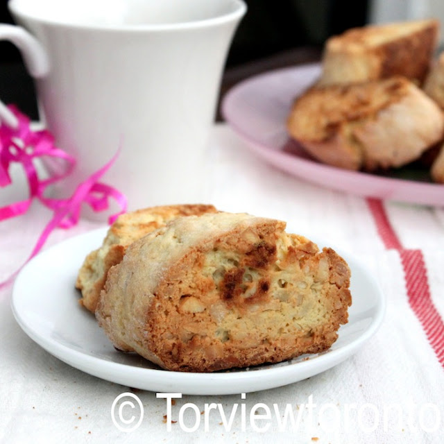 almond biscotti