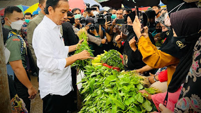 "Semoga Bapak Panjang Umur", Presiden Bagikan Bansos dan Cek Harga Minyak Goreng di Pasar Baros