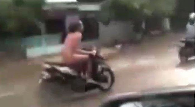 Orang Gila Naik Motor Tanpa Busana