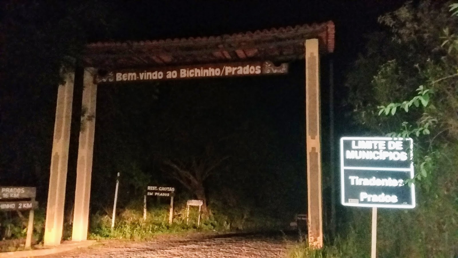 Portal do distrito de Bichinho em Prados